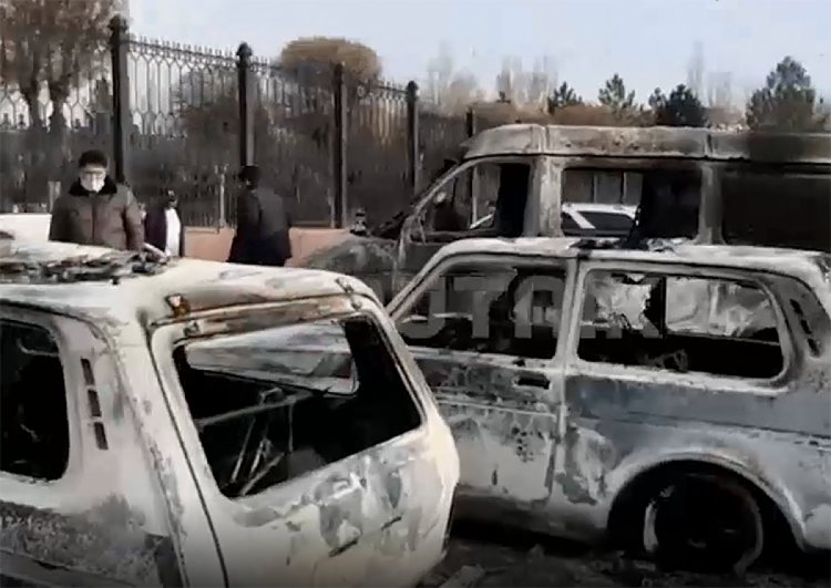 машины сгоревшие во время массовых протестов в Казахстане