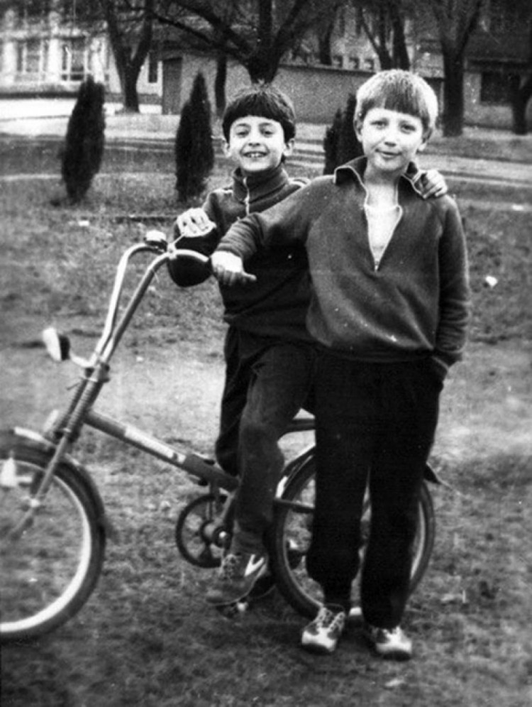 зеленский в детстве на велосипеде