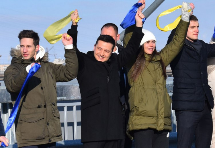 Живая цепь во время церемонии открытия крупнейшего в Украине вантового моста, в Запорожье,
