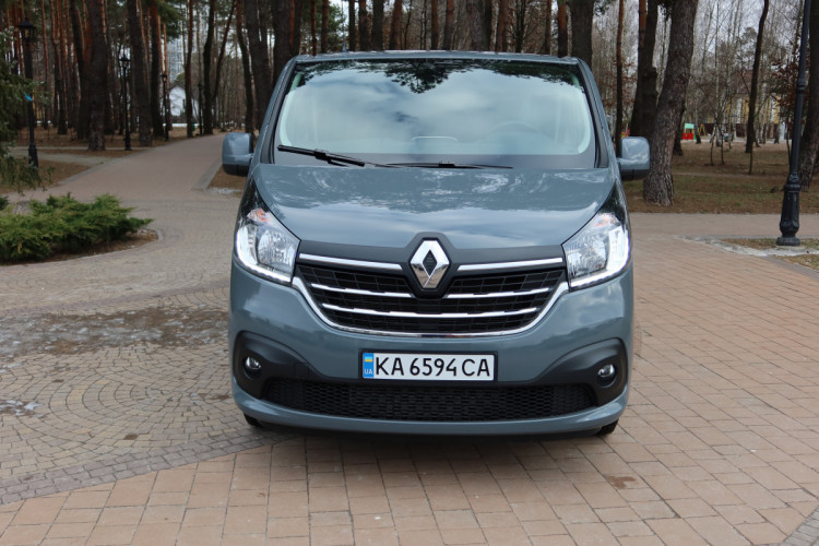 Renault Trafic - вид зпереду
