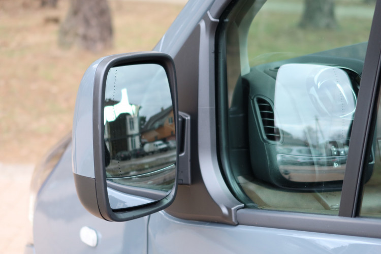 Renault Trafic - левое зеркало