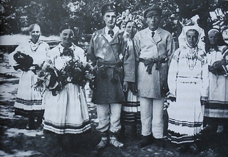 українські весільні ретро-фото в піджаках і лаптях