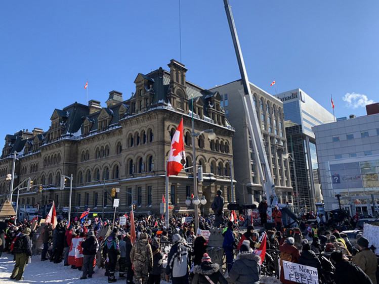учасники мітингу в канаді