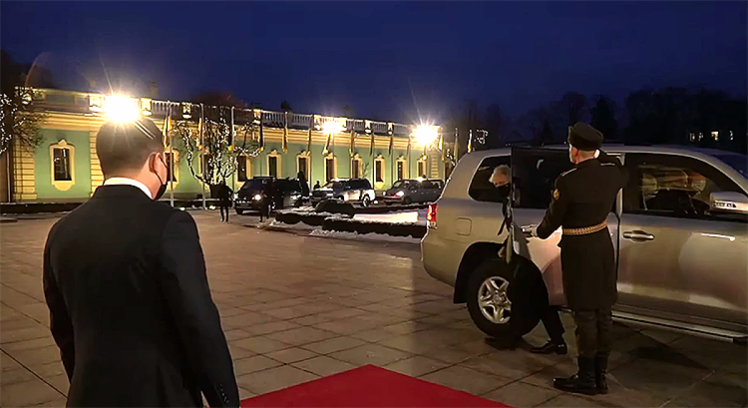 Борис Джонсон прилетел в Киев и его встречает Зеленский в Мариининском дворце