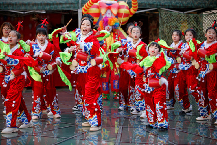 Дети играют на традиционных китайских барабанах