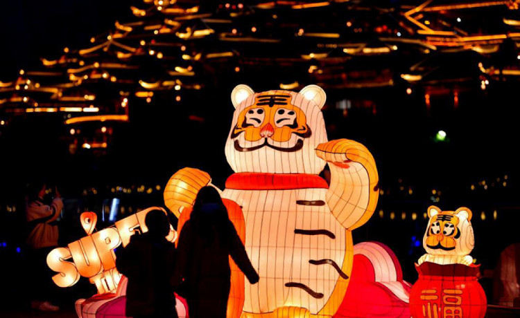 світлове шоу на честь нового року тигра в китаї