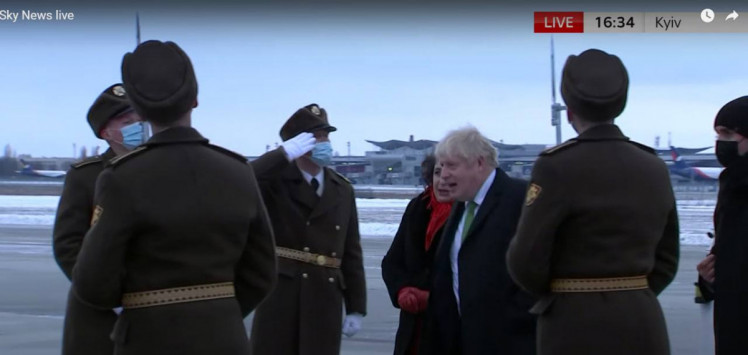 Борис Джонсон прилетел в Киев и его встречают военные
