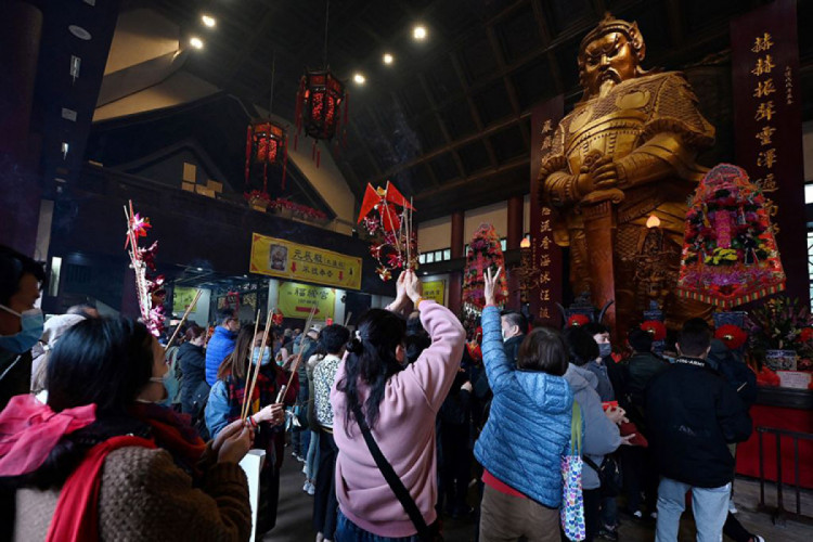 Люди моляться в храмі Че Кунга в перший день місячного Нового року в Гонконзі