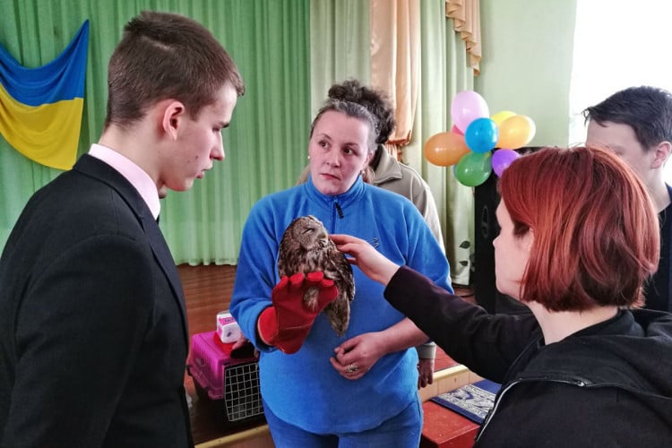 Подружжя з Києва навчає дітей і доролих правильному догляду за птахами