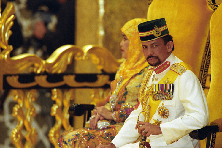 султан Болкиах с женой в золоте