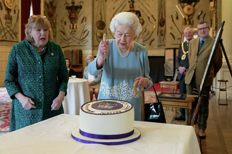 королева Елизавета разрезает торт