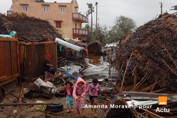 развалившиеся дома в результате циклона бацирай на мадагаскаре