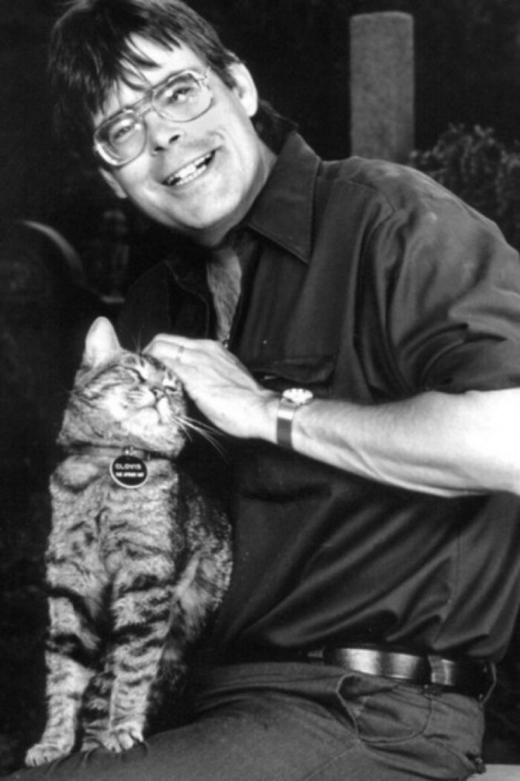 Стивен Кинг с котом