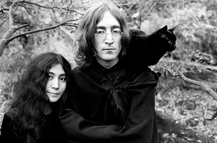 Йоко Оно и Джон Леннон с кошкой