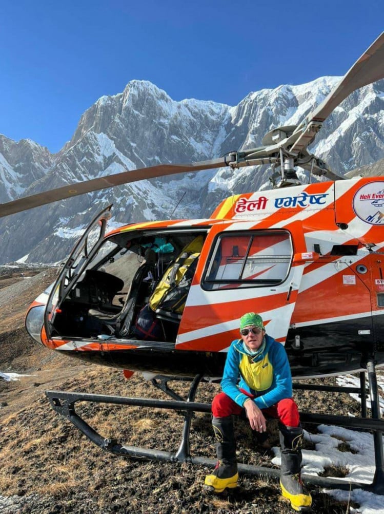 Вертолет, поднявший альпинистов на нужную высоту