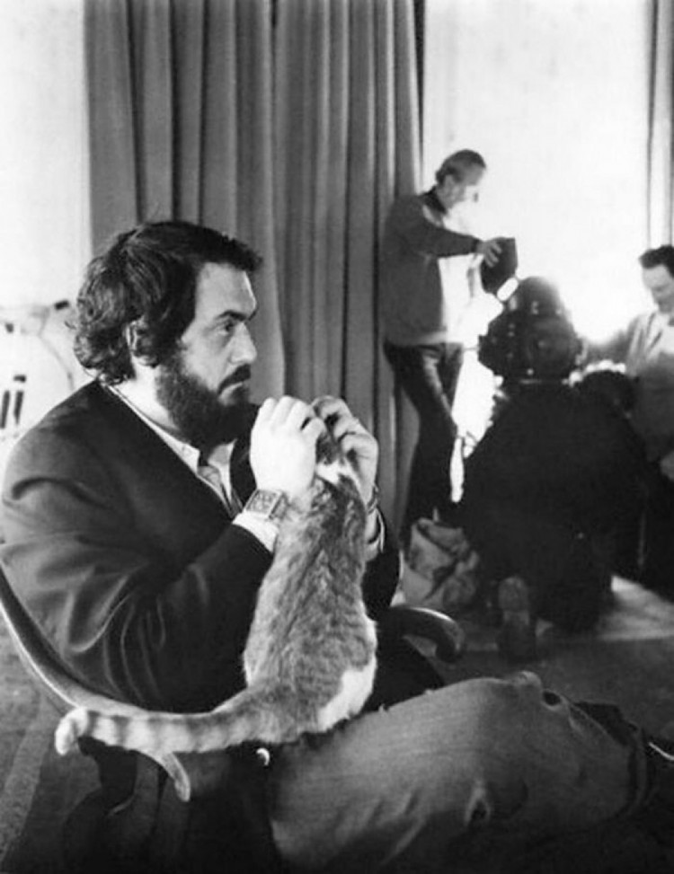 Стенлі Кубрик грає з котом 