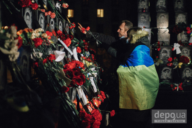 Учасники акції поклали квіти та поставили лампадки біля меморіалу. Родичі загиблих вшанували пам"ять хвилиною мовчання.