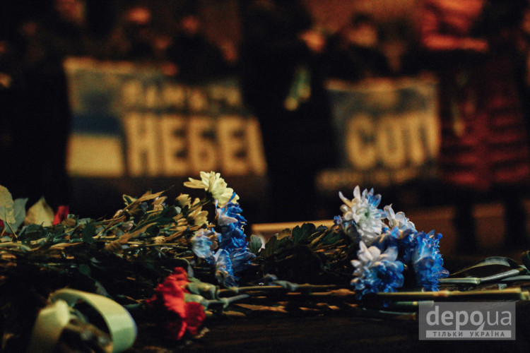 Учасники акції поклали квіти та поставили лампадки біля меморіалу. Родичі загиблих вшанували пам"ять хвилиною мовчання.